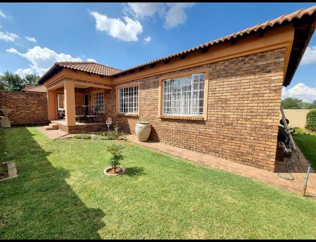 3 BEDROOM TOWNHOUSE FOR SALE IN KOOKRUS